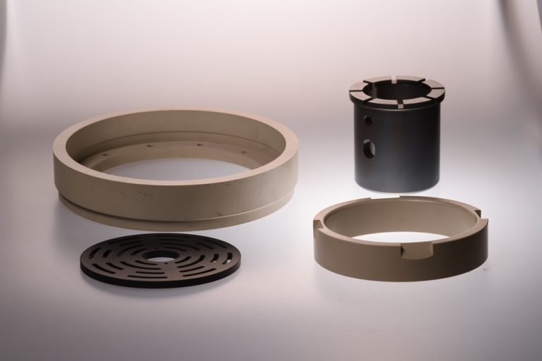CNC-bewerkte kunststof onderdelen: ringen, een bus en een schijf