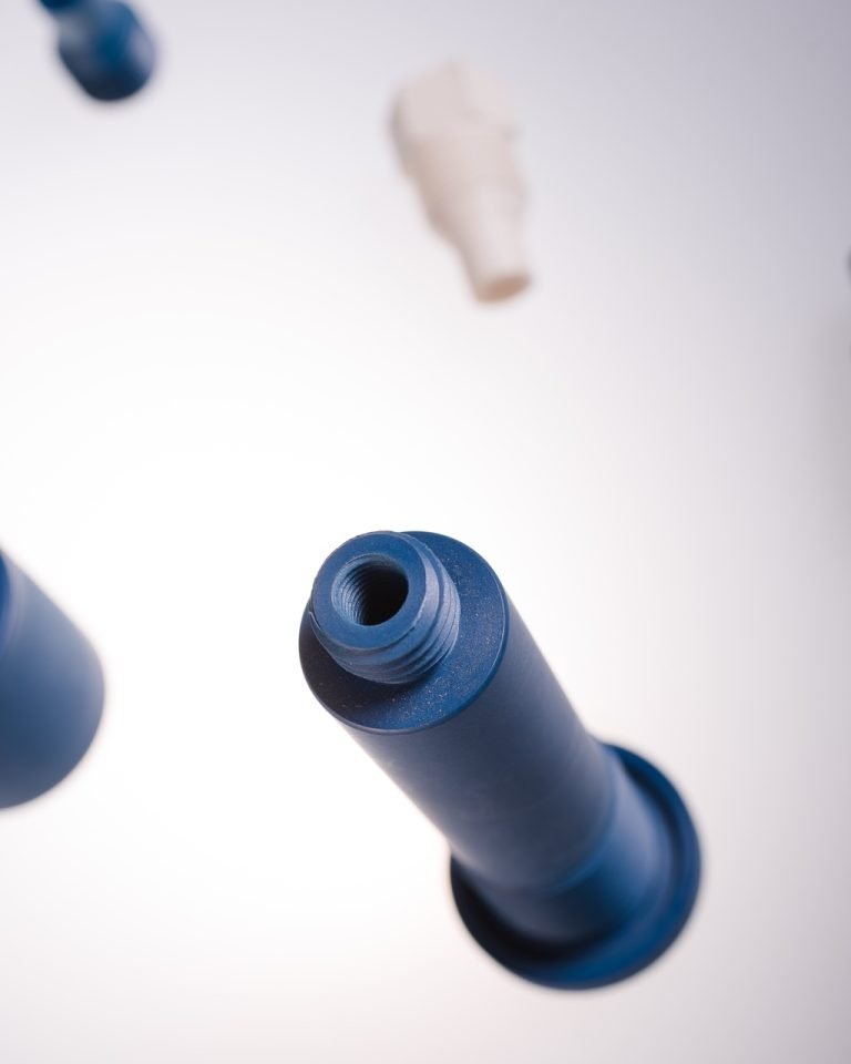 Close-up van een blauw CNC-gedraaid kunststof onderdeel