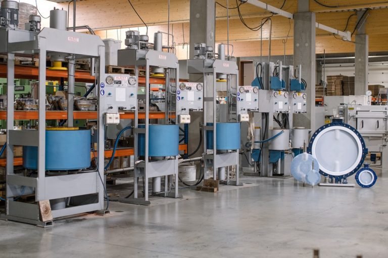 Productiehal met persen en kunststofbeklede klephuizen