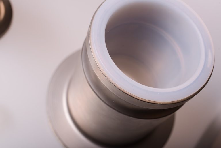 Close-up van de kunststof bekleding in een metalen onderdeel
