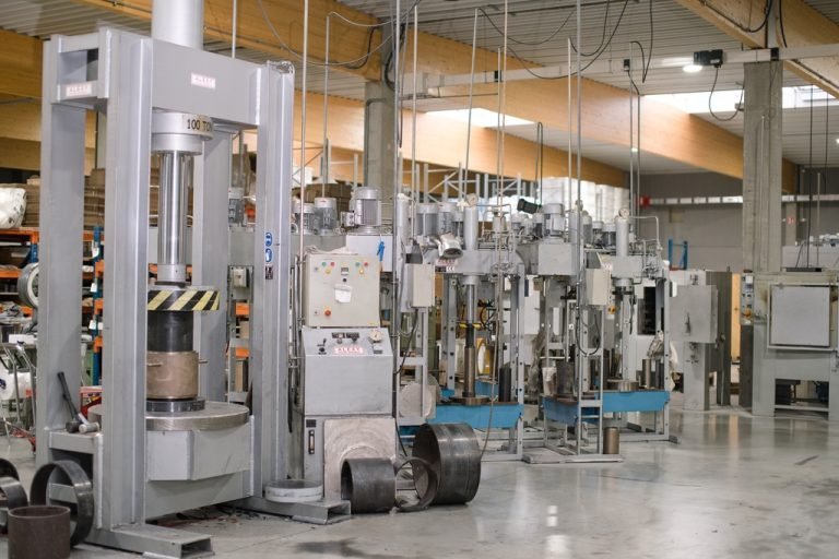 Productiehal met hydraulische persen