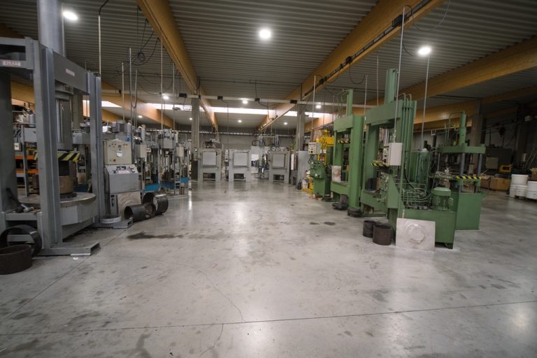 Overzicht van de productiehal met persen