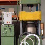 Hydraulische pers met geperste kunststof ringen