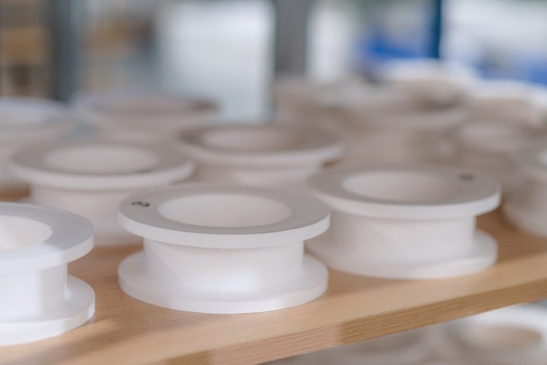 Witte fluoropolymeer onderdelen op een rek