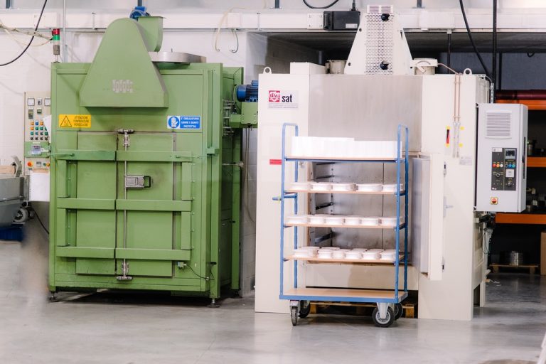 Ovens met een rolrek vol onderdelen