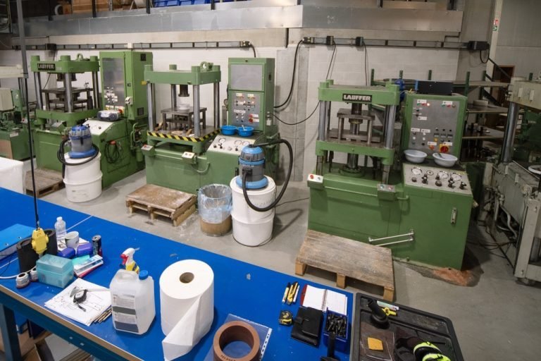 Werkplaats met persen voor thermoharders