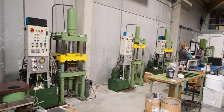 Hydraulische persen voor thermoharders in de productiehal
