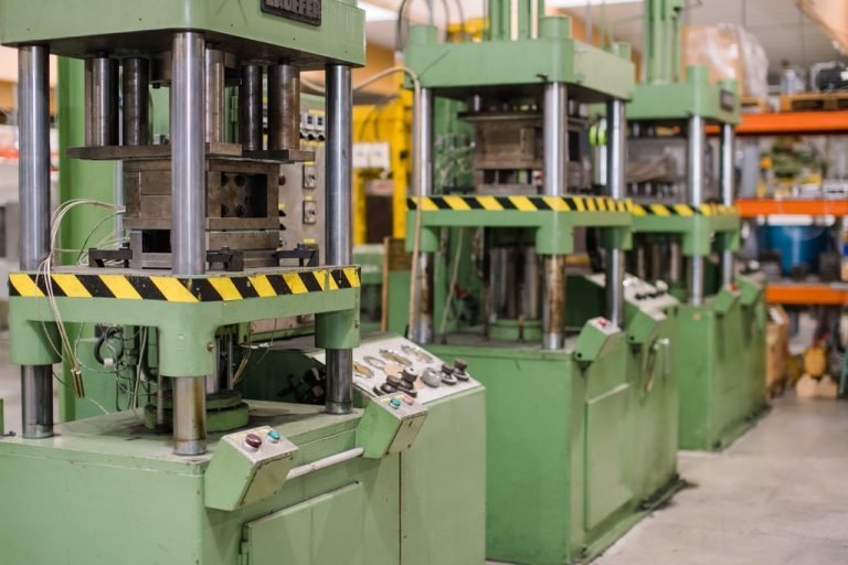 Groene hydraulische persen in de productiehal